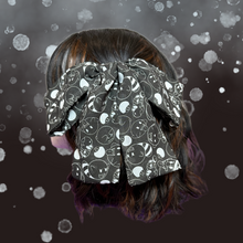 Cargar imagen en el visor de la galería, Over-sized Hair Bow | Video Game | Spooky Ghost
